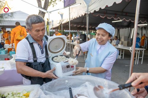 ภาพ No.289592:วันที่ 7 มกราคม พ.ศ. 2569 พิธีถวายภัตตาหารเป็นสังฆทาน แด่พระธรรมยาตรา ในโครงการธรรมยาตรา กตัญญูบูชา มหาปูชนียาจารย์ พระมงคลเทพมุนี(สด จนฺทสโร) พระผู้ปราบมาร อนุสรณ์สถาน 7 แห่ง ปีที่ 14 ณ อนุสรณ์สถานมหาวิหารพระมงคลเทพมุนี (โลตัสแลนด์) อ.สองพี่น้อง จ.สุพรร