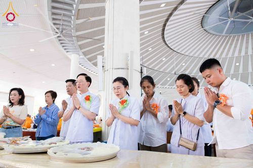 ภาพ No.329918:วันที่ 23 พฤษภาคม พ.ศ. 2569 พิธีถวายภัตตาหารเมนูสวรรค์ เพื่อการบรรลุธรรม ณ หอฉันคุณยายอาจารย์ฯ วัดพระธรรมกาย จังหวัดปทุมธานี