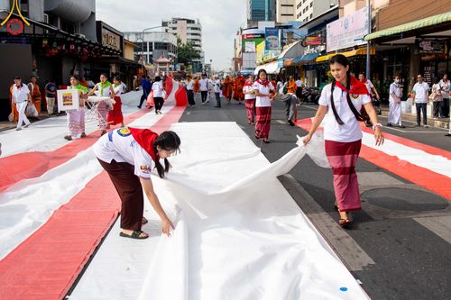 ภาพ No.343227:วันอาทิตย์ที่ 16 สิงหาคม พ.ศ.2569 พิธีตักบาตรพระ 10,000 รูป นานาชาติ ปีที่ 23 คณะสงฆ์ 4 ประเทศ 14 จังหวัดภาคใต้ น้อมถวายเป็นพุทธบูชา ทำบุญเพื่อแม่- พ่อ ณ ถนนนิพัทธ์อุทิศ 3 อ.หาดใหญ่ จ.สงขลา
