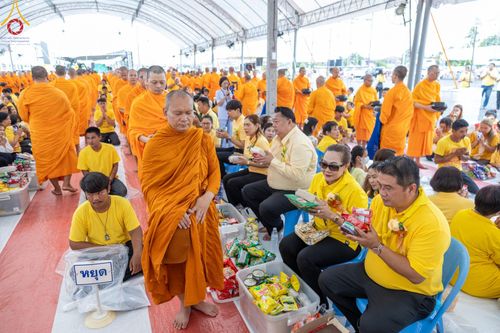 ภาพ No.146502:มหาสังฆทานถวายเป็นพุทธบูชาครั้งยิ่งใหญ่ โครงการทำบุญตักบาตร เพื่อถวายเป็นพระราชกุศล เนื่องในโอกาสมหามงคลเฉลิมพระชนมพรรษา พระบาทสมเด็จพระเจ้าอยู่ห้วฯ ทรงเจริญพระชนมพรรษา 6 รอบ 72 พรรษา
