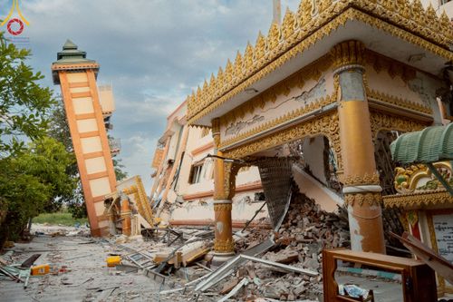 ภาพ No.220363:วันที่ 17 เมษายน พ.ศ. 2568 ผู้แทนวัดพระธรรมกาย ลงพื้นที่เยียวยา ซับน้ำตาเหยื่อแผ่นดินไหวมัณฑะเลย์