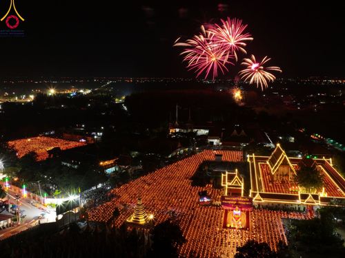 ภาพ No.112230:พิธีจุดประทีปถวายเป็นพุทธบูชา และบูชาธรรมมหาปูชนียาจารย์ พระมงคลเทพมุนี(สด จนฺทสโร) ในโครงการธรรมยาตรา กตัญญูบูชา มหาปูชนียาจารย์ พระมงคลเทพมุนี(สด จนฺทสโร) พระผู้ปราบมาร อนุสรณ์สถาน 7 แห่ง ปีที่ 12 วันที่ 14 มกราคม พ.ศ. 2567 ณ วัดสองพี่น้อง อ.สองพี่น้อง