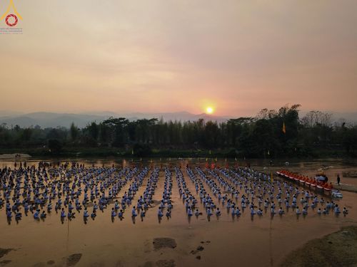 ภาพ No.63334:Photo Story  มหัศจรรย์วัดดงดินแดง Episode 1  พิธีปลงผมนาคธรรมทายาท  ในโครงการบรรพชาอุปสมบทหมู่ ฟื้นฟูพระพุทธศาสนาทั่วไทย วัดดงดินแดง ณ ลำน้ำแม่ตื่น อ.อมก๋อย จ.เชียงใหม่ วันที่ 2 เมษายน พ.ศ. 2567