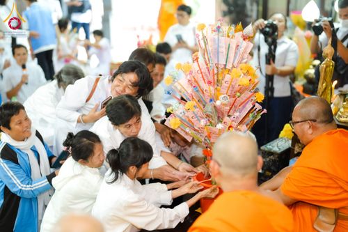 ภาพ No.196643:พิธีทอดผ้าป่าทำนุบำรุงศาสนสถาน ณ วัดไทยเจริญ ตำบลบางขุนกอง อำเภอบางกรวย จังหวัดนนทบุรี  ในโครงการธรรมยาตรา กตัญญูบูชา มหาปูชนียาจารย์ พระมงคลเทพมุนี(สด จนฺทสโร) พระผู้ปราบมาร อนุสรณ์สถาน 7 แห่ง ปีที่ 13 วันที่ 17 มกราคม พ.ศ. 2568