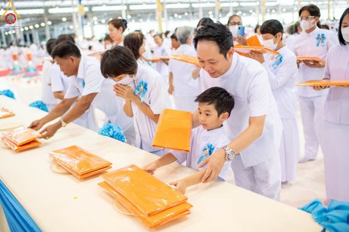 ภาพ No.99848:พิธีทอดผ้าป่า ต้นสมบัติจักรพรรดิ ในวันอาทิตย์ที่ 3 ธันวาคม พ.ศ. 2566 ณ สภาธรรมกายสากล วัดพระธรรมกาย จ.ปทุมธานี