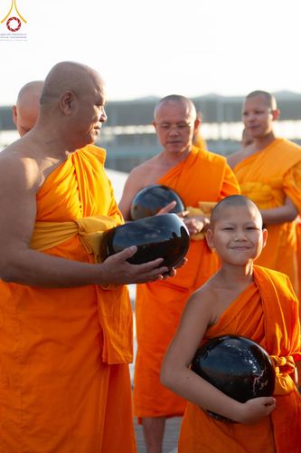 ภาพ No.187794:พิธีตักบาตรฉลองพระใหม่ ต้อนรับพุทธศักราช 2568 ณ ลานธรรมพระมหาธรรมกายเจดีย์ วัดพระธรรมกาย จ.ปทุมธานี วันที่ 1 มกราคม พ.ศ. 2568