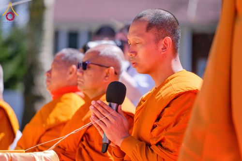 ภาพ No.62437:คณะศิษยานุศิษย์รวมใจสถาปนาและสมโภช ธรรมจักร เพื่ออัญเชิญประดิษฐาน ณ ยอดอุโบสถ 80 ปี หลวงพ่อธัมมชโย วัดพระธรรมกายนิวเจอร์ซี ประเทศสหรัฐอเมริกา  วันอาทิตย์ที่ 7 เมษายน พ.ศ. 2567