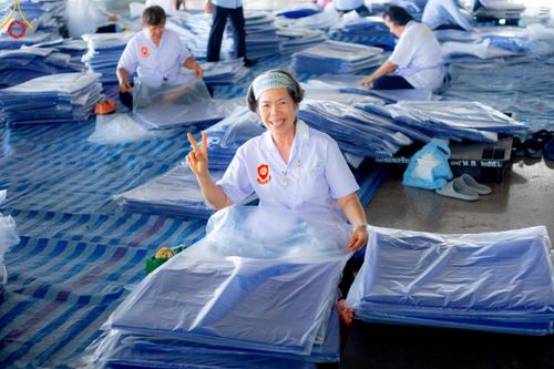 ภาพ No.218515:วันที่ 15 - 18 เมษายน พ.ศ. 2568 การเตรียมภาชนะสำหรับถวายภัตตาหาร , การจัดโต๊ะเก้าอี้ในลานธรรม , การแพ็คพัสดุงานต้อนรับ เพื่องานวันคุ้มครองโลก 22 เมษายน พ.ศ.2568 วัดพระธรรมกาย