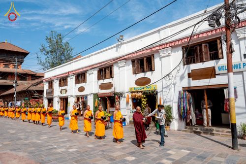 ภาพ No.213168:วันที่ 17 - 18 มีนาคม พ.ศ. 2568 คณะสงฆ์และสามเณรเดินบิณฑบาต รอบเมืองในพื้นที่ วัดสยมภูวนาถและราชวังปาตัน ณ เมืองกาฐมาณฑุ ประเทศเนปาล