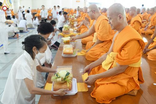 ภาพ No.162191:พิธีถวายภัตตาหารเมนูสวรรค์ เนื่องในวันออกพรรษา (ขึ้น 15 ค่ำ เดือน 11) วันพฤหัสบดีที่ 17 ตุลาคม พ.ศ. 2567 ณ หอฉันคุณยายอาจารย์ฯ วัดพระธรรมกาย