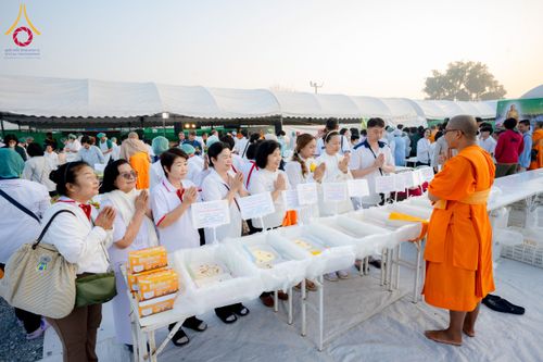 ภาพ No.191084:พิธีถวายภัตตาหารเป็นสังฆทาน แด่พระธรรมยาตรา ณ อนุสรณ์สถานคลองบางนางแท่น อ.สามพราน จ.นครปฐม ในโครงการธรรมยาตรา กตัญญูบูชา มหาปูชนียาจารย์ พระมงคลเทพมุนี(สด จนฺทสโร) พระผู้ปราบมาร อนุสรณ์สถาน 7 แห่ง ปีที่ 13 วันที่ 8 มกราคม พ.ศ. 2568