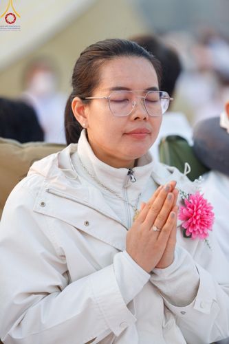 ภาพ No.201086:พิธีตักบาตรพระธรรมยาตรา ณ อนุสรณ์สถานลำดับที่ 5 สถานที่เผยแผ่วิชชาธรรมกายครั้งแรก อนุสรณ์สถานบางปลา วัดบางปลา อำเภอบางเลน จังหวัดนครปฐม ในโครงการธรรมยาตรา กตัญญูบูชา มหาปูชนียาจารย์ พระมงคลเทพมุนี(สด จนฺทสโร) พระผู้ปราบมาร อนุสรณ์สถาน 7 แห่ง ปีที่ 13