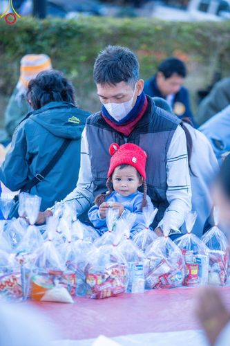 ภาพ No.187208:พิธีตักบาตรพระ ๕๐๐ รูป "สร้างบุญใหญ่ ส่งท้ายปีเก่า ต้อนรับปีใหม่ ๒๕๖๘" วันเสาร์ที่ ๒๘ ธันวาคม พ.ศ. ๒๕๖๗ ณ ถนนหน้าที่ว่าการอำเภอภูเรือ จังหวัดเลย