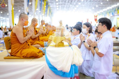 ภาพ No.85422:พิธีถวายมหาสังฆทานคณะสงฆ์ 2000 กว่าวัดทั่วประเทศปีที่ 23, พิธีถวายไทยธรรมคณะสงฆ์ 323 วัด 4 จังหวัดชายแดนภาคใต้, พิธีมอบปัจจัยช่วยเหลือครู 4 จังหวัดชายแดนภาคใต้ ณ สภาธรรมกายสากล วัดพระธรรมกาย ในวันสมาธิโลก อาทิตย์ที่ 6 สิงหาคม พ.ศ. 2566