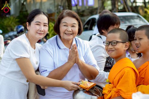 ภาพ No.217995:วันศุกร์ที่ 11 เมษายน พ.ศ. 2568 พระและสามเณร 99 รูป จากศูนย์ปฏิบัติธรรมระยอง(บ้านช่องลม) บิณฑบาต ณ ทุ่งปอเทือง ต.บางบุตร อ.บ้านค่าย จ.ระยอง เพื่อเป็นการฝึกสามเณรภาคฤดูร้อน ผ่านกิจวัตรบิณฑบาตในพื้นที่ชุมชน