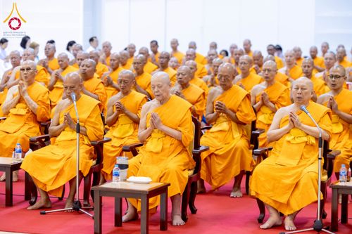 ภาพ No.264358:วันอาทิตย์ที่ 2 พฤศจิกายน พ.ศ. 2568 พิธีบูชาข้าวพระ ณ สภาธรรมกายสากล วัดพระธรรมกาย