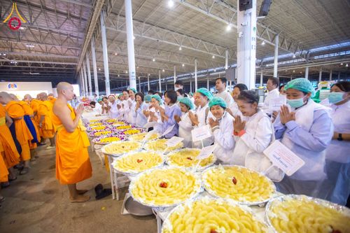 ภาพ No.202743:พิธีถวายภัตตาหารเป็นสังฆทาน แด่พระธรรมยาตรา ณ วัดพระธรรมกาย ตำบลคลองสาม อำเภอคลองหลวง จังหวัดปทุมธานี ในโครงการธรรมยาตรา กตัญญูบูชา มหาปูชนียาจารย์ พระมงคลเทพมุนี(สด จนฺทสโร) พระผู้ปราบมาร อนุสรณ์สถาน 7 แห่ง ปีที่ 13 วันที่ 28 มกราคม พ.ศ. 2568