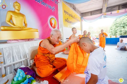 ภาพ No.216012:วันพฤหัสบดีที่ 3 เมษายน พ.ศ. 2568 พิธีบรรพชาสามเณร ภาคฤดูร้อน รุ่นที่ 15  บูชาธรรมหลวงพ่อธัมมชโย 81 ปี 81 รูป ณ ศูนย์ปฏิบัติธรรมสวนผึ้ง จ.ราชบุรี