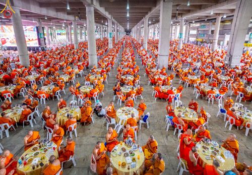 ภาพ No.219463:วันอังคารที่ 22 เมษายน พ.ศ. 2568 พิธีมอบปัจจัยช่วยเหลือครู 4 จังหวัดชายแดนภาคใต้ , พิธีกล่าวคำถวายอุปกรณ์ เพื่อเตรียมการต้อนรับคณะสงฆ์ฯ , พิธีกล่าวคำถวายภัตตาหารเป็นสังฆทาน , คณะสงฆ์ฉันภัตตาหารเพล  เนื่องในวันคุ้มครองโลก พิธีถวายมหาสังฆทานแด่คณะสงฆ์