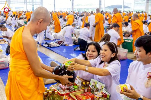 ภาพ No.223400:วันวิสาขบูชา วันอาทิตย์ที่ 11 พฤษภาคม พ.ศ. 2568 พิธีตักบาตร และปฎิบัติธรรม ณ สภาธรรมกายสากล วัดพระธรรมกาย