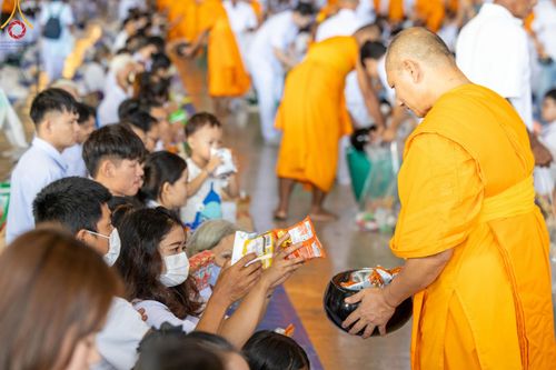 ภาพ No.139124:พิธีตักบาตร , พิธีบูชาข้าวพระ ณ ห้องแก้วสารพัด 1 สภาธรรมกายสากล วัดพระธรรมกาย วันอาทิตย์ต้นเดือนที่ 2 มิถุนายน พ.ศ. 2567