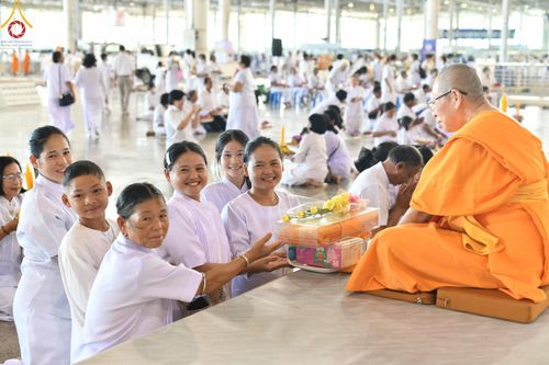 ภาพ No.143453:พิธีตักบาตร ข้าวสารอาหารแห้ง ณ บ้านแก้วเรือนทองคุณยายฯ และ พิธีบูชาข้าวพระ  ณ สภาธรรมกายสากล วัดพระธรรมกาย วันอาทิตย์ที่ 7 กรกฎาคม พ.ศ. 2567