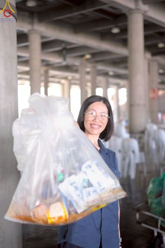 ภาพ No.220524:วันที่ 23-25 เมษายน พ.ศ. 2568 เจ้าหน้าที่และสาธุชนช่วยกัน รับบุญเก็บงานวันคุ้มครองโลก ณ วัดพระธรรมกาย