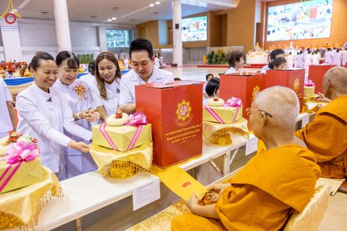 ภาพ No.147112:พิธีมุทิตาสักการะพระภิกษุ ผู้สอบได้เปรียญธรรม 9 ประโยคระดับโลกปีที่ 36, พิธีมอบโล่เกียรติยศและทุนการศึกษา สำนักเรียนบาลีดีเด่นทั่วประเทศ, พิธีถวายมหาสังฆทานคณะสงฆ์ 2,000 กว่าวัด ทั่วประเทศ ปีที่ 24, พิธีถวายไทยธรรมคณะสงฆ์ 323 วัด 4 จังหวัดชายแดนภาคใต้