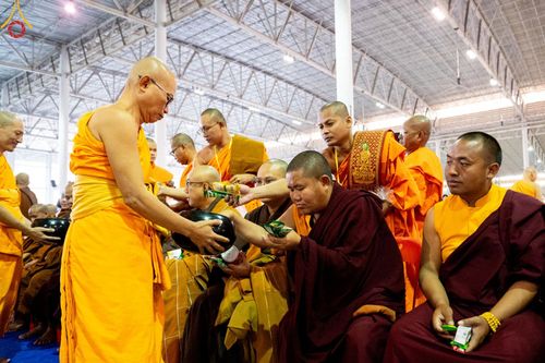 ภาพ No.207292:พิธีตักบาตร และปฏิบัติธรรมช่วงสาย ในวันมาฆบูชา วันพุธที่ 12 กุมภาพันธ์ พ.ศ. 2568 ณ วัดพระธรรมกาย จังหวัดปทุมธานี