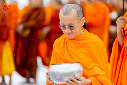 ภาพ No.226137:วันอาทิตย์ที่ 25 พฤษภาคม พ.ศ. 2568 พิธีตักบาตรพระ 1,000 รูปเมืองตรัง ครบรอบ 110 ปี เมืองทับเที่ยง ถวายเป็นพุทธบูชา ถวายเป็นพระราชกุศลแด่รัชกาลที่ 10 และอุทิศส่วนกุศลแด่อดีตเจ้าเมืองตรัง และบรรพบุรุษ ณ บริเวณหน้าศาลากลางจังหวัดตรัง ถนนพระราม 6