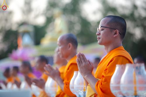 ภาพ No.192703:พิธีจุดประทีปถวายเป็นพุทธบูชา และบูชาธรรมมหาปูชนียาจารย์ ณ อนุสรณ์สถานคลองบางนางแท่น อ.สามพราน จ.นครปฐม ในโครงการธรรมยาตรา กตัญญูบูชา มหาปูชนียาจารย์ พระมงคลเทพมุนี(สด จนฺทสโร) พระผู้ปราบมาร อนุสรณ์สถาน 7 แห่ง ปีที่ 13 วันที่ 10 มกราคม พ.ศ. 2568