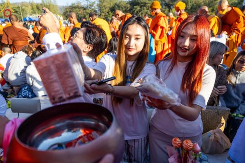 ภาพ No.103900:พิธีตักบาตรพระ 1,000 รูป ครั้งที่ 7 ถวายเป็นพุทธบูชา เพื่อช่วยเหลือคณะสงฆ์ 323 วัด 4 จังหวัดชายแดนภาคใต้ และถวายแด่คณะสงฆ์จังหวัดพิษณุโลก ณ ลานธรรมธุดงคสถานพิษณุโลก อ.วังทอง จ.พิษณุโลก วันที่ 24 ธันวาคม พ.ศ. 2566