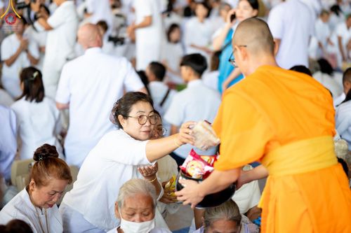 ภาพ No.167551:พิธีตักบาตรและพิธีบูชาข้าวพระ ในวันอาทิตย์ที่ 3 พฤศจิกายน พ.ศ. 2567 ณ วัดพระธรรมกาย