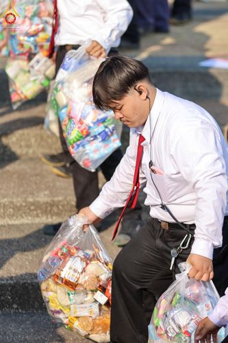 ภาพ No.180478:พิธีตักบาตรพระ ๑,๐๐๐ รูป ฉลองเมืองลำปาง ๑,๓๔๔ ปี วันเสาร์ที่ ๗ ธันวาคม พ.ศ. ๒๕๖๗ ณ ลานพระบรมราชานุสาวรีย์ พระนเรศวรมหาราช อ.เกาะคา จ.ลำปาง