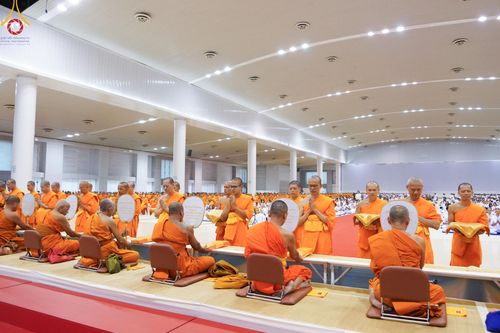 ภาพ No.146149:วันมหารำลึก ครั้งที่ 34 พิธีร่วมรำลึกถึงนักสร้างบารมีที่ล่วงลับไปแล้ว , พิธีสวดพระพุทธมนต์ ณ ห้องแก้วสารพัดนึก 1 วัดพระธรรมกาย วันเสาร์ที่ 27 กรกฎาคม พ.ศ. 2567