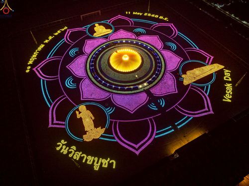 ภาพ No.224021:วันวิสาขบูชา วันอาทิตย์ที่ 11 พฤษภาคม พ.ศ. 2568 พิธีจุดวิสาขประทีป ,  พิธีเวียนประทักษิณรอบพระมหาธรรมกายเจดีย์ , พิธีฉลองชัยสวดมนต์บทธัมมจักกัปปวัตตนสูตร ครบ 7,357,000,000 จบ ณ มหารัตนวิหารคด วัดพระธรรมกาย