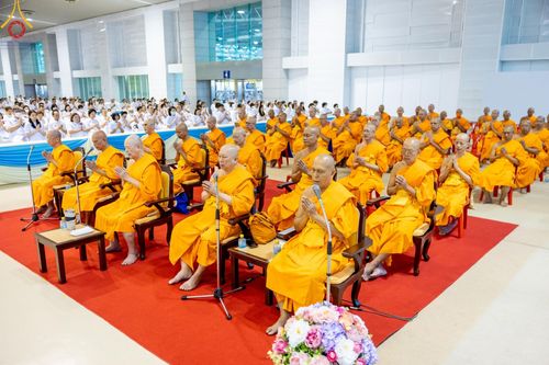 ภาพ No.177635:พิธีตักบาตรและพิธีบูชาข้าวพระ ในวันอาทิตย์ต้นเดือนที่ 1 ธันวาคม พ.ศ. 2567 ณ สภาธรรมกายสากล วัดพระธรรมกาย