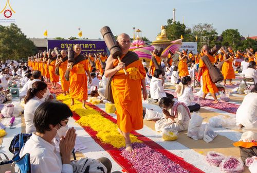 ภาพ No.110449:พิธีต้อนรับพระธรรมยาตรา ในโครงการธรรมยาตรากตัญญูบูชา มหาปูชนียาจารย์ พระมงคลเทพมุนี(สด จนฺทสโร) พระผู้ปราบมาร อนุสรณ์สถาน 7 แห่ง ปีที่ 12 วันที่ 11 มกราคม พ.ศ. 2567 ณ อนุสรณ์สถานลำดับที่ 3 สถานที่เกิดใหม่ในเพศสมณะ วัดสองพี่น้อง จ.สุพรรณบุรี