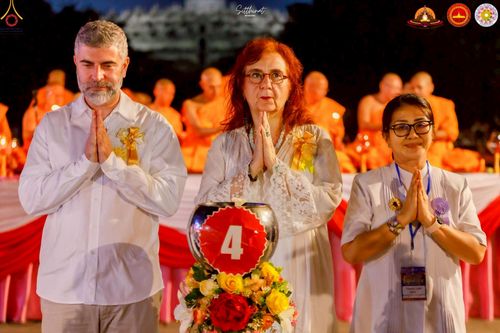 ภาพ No.224537:วันจันทร์ที่ 12 พฤษภาคม พ.ศ. 2568  ชาวพุทธในอินโดนีเซีย ร่วมฉลองวิสาขบูชาจุดประทีปกว่า 200,000 ดวง ณ พระมหาเจดีย์บรมพุทโธ  เจริญพุทธมนต์ถวาย “พระวชิรเกล้าเจ้าอยู่หัว”