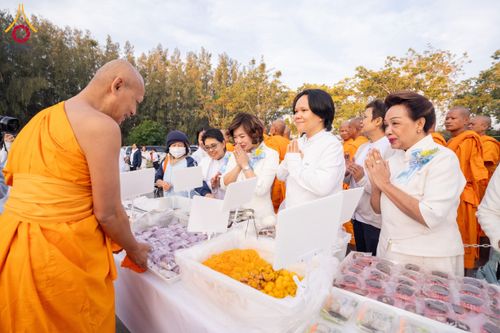 ภาพ No.194962:พิธีถวายภัตตาหารเป็นสังฆทาน แด่พระธรรมยาตรา ณ อนุสรณ์สถานมหาวิหารพระมงคลเทพมุนี (โลตัสแลนด์) อ.สองพี่น้อง จ.สุพรรณบุรี ในโครงการธรรมยาตรา กตัญญูบูชา มหาปูชนียาจารย์ พระมงคลเทพมุนี(สด จนฺทสโร) พระผู้ปราบมาร แห่ง ปีที่ 13 วันที่ 14 มกราคม พ.ศ.2568
