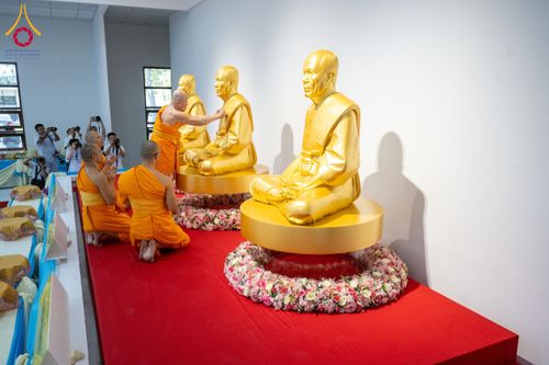 ภาพ No.160860:พิธีเจริญพระพุทธมนต์ และปิดแผ่นทองรูปเหมือน พระเดชพระคุณพระมงคลเทพมุนี (สด จนฺทสโร) พระผู้ปราบมาร จำนวน 3 องค์ วันเสาร์ที่ 5 ตุลาคม พ.ศ. 2567 ณ อาคารปลูกศรัทธา 2 (ชานชลาเดิม) วัดพระธรรมกาย อ.คลองหลวง จ.ปทุมธานี