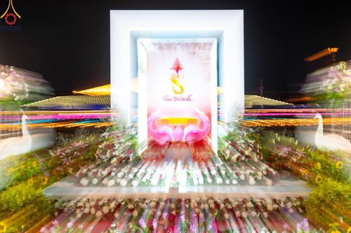 ภาพ No.150365:พิธีจุดประทีป และพิธีฉลองชัยสวดมนต์ บทธัมมจักกัปปวัตตนสูตร ครบ 6,668,272,727 จบ เนื่องในวันธรรมชัย 27 สิงหาคม พ.ศ. 2567 ณ มหารัตนวิหารคด วัดพระธรรมกาย