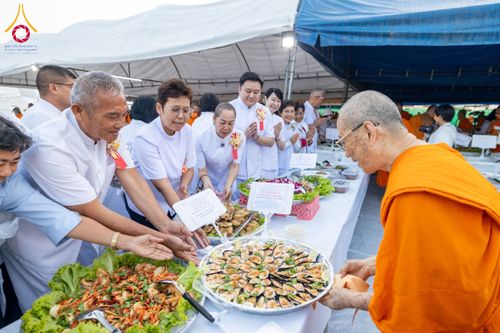 ภาพ No.191833:พิธีถวายภัตตาหารเป็นสังฆทาน แด่พระธรรมยาตรา ณ อนุสรณ์สถานคลองบางนางแท่น อ.สามพราน จ.นครปฐม ในโครงการธรรมยาตรา กตัญญูบูชา มหาปูชนียาจารย์ พระมงคลเทพมุนี(สด จนฺทสโร) พระผู้ปราบมาร อนุสรณ์สถาน 7 แห่ง ปีที่ 13 วันที่ 9 มกราคม พ.ศ. 2568