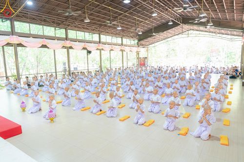 ภาพ No.135109: พิธีบรรพชาสามเณร  พิธีตักบาตรฉลองสามเณรใหม่ วันที่ 1 เมษายน พ.ศ.2567 ในโครงการบรรพชาสามเณรฟื้นฟูพระพุทธศาสนาทั่วไทย ณ ศูนย์ปฏิบัติธรรมแก้วเมืองเลย