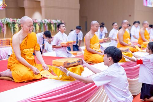 ภาพ No.245976:วันเสาร์ที่ 13 กันยายน พ.ศ. 2568 พิธีมอบผ้าไตรประธานกฐินสัมฤทธิ์เด็กดี V-Star ณ สภาธรรมกายสากล วัดพระธรรมกาย