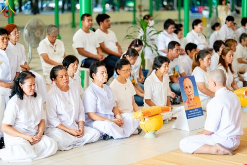 ภาพ No.159760:พิธีตัดปอยผมปลงผมนาคธรรมทายาท, พิธีบรรพชาอุปสมบทหมู่ โครงการอุปสมบทหมู่บูชาธรรม 140 ปี พระมงคลเทพมุนี (สด จนฺทสโร) ณ โบสถ์พระไตรปิฏก วัดพระธรรมกาย วันเสาร์ที่ 5 ตุลาคม พ.ศ. 2567