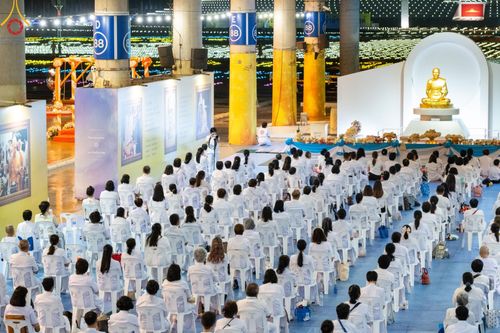 ภาพ No.154871:พิธีจุดประทีป, พิธีฉลองชัยสวดมนต์บทธัมมจักกัปปวัตนสูตร ณ มหารัตนวิหารคด วัดพระธรรมกาย วันอังคารที่ 17 กันยายน พ.ศ. 2567