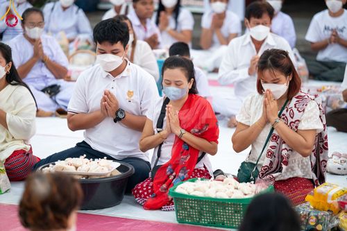 ภาพ No.101878:ตักบาตรพระ 10,000 รูป เติมบุญให้แผ่นดิน เนื่องในโอกาส 192 ปี จังหวัดกาญจนบุรี หนึ่งในโครงการตักบาตรพระ 2,000,000 รูป  77 จังหวัดทุกวัดทั่วไทย วันจันทร์ที่ 11 ธันวาคม พ.ศ. 2566 บริเวณถนนสองแคว (SKY WALK) เมืองกาญจนบุรี
