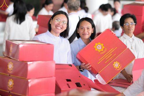 ภาพ No.210933:วันที่ 15 มีนาคม พ.ศ. 2568  บุญบรรจุกล่องไทยธรรม เพื่อถวายแด่พระสังฆาธิการ 40,000 กว่าวัดทั่วไทย ในวันคุ้มครองโลก 22 เมษายน พ.ศ. 2568