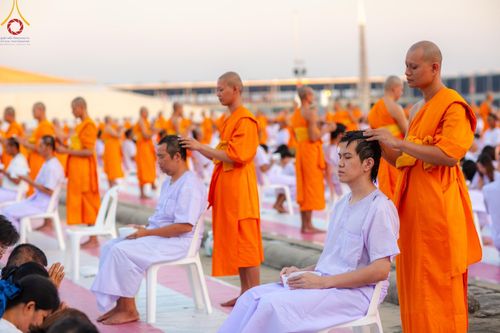 ภาพ No.180055:พิธีปลงผมนาคธรรมทายาท ในโครงการอุปสมบทหมู่ บูชาธรรมมหาปูชนียาจารย์ (ศูนย์อบรมวัดพระธรรมกาย) วันที่ 1 ธันวาคม พ.ศ. 2567 ณ ลานธรรมหารัตนวิหารคด วัดพระธรรมกาย จ.ปทุมธานี